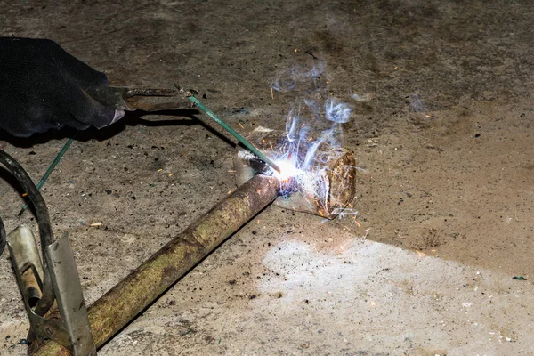 Process of repairing a metal hammer using electric electrode welding — Stock Photo, Image