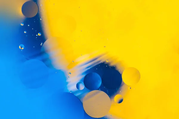 Mixing water and oil, beautiful color abstract background based on circles and ovals, macro abstraction — Stock Photo, Image