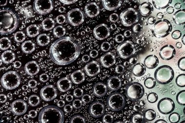 saydam yüzey, koyu arka plan üzerinde su damlaları