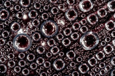 saydam yüzey, koyu arka plan üzerinde su damlaları