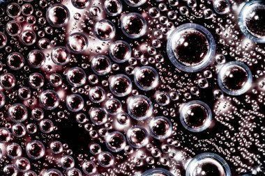 saydam yüzey, koyu arka plan üzerinde su damlaları