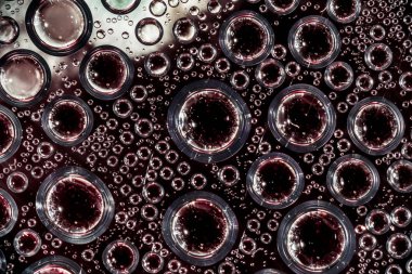 saydam yüzey, koyu arka plan üzerinde su damlaları