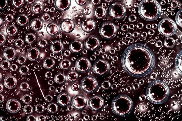 Капли воды на прозрачной поверхности, темный фон — стоковое фото