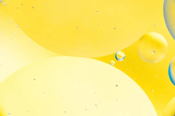Miscelazione di acqua e olio, bel colore sfondo astratto basato su cerchi e ovali — Foto Stock