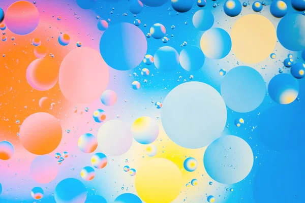 Miscelazione di acqua e olio, bel colore sfondo astratto basato su cerchi e ovali — Foto Stock