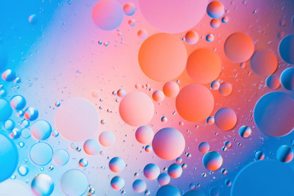 Mezclando agua y aceite, hermoso fondo abstracto de color basado en círculos y óvalos —  Fotos de Stock