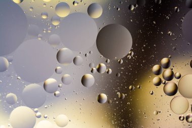 bir arada petrol ve su ile bir fantastik soyut makro arka plan bulanıklık öğeleri ve çerçeve çevre boyunca hareket