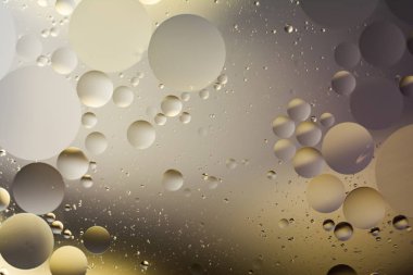 bir arada petrol ve su ile bir fantastik soyut makro arka plan bulanıklık öğeleri ve çerçeve çevre boyunca hareket