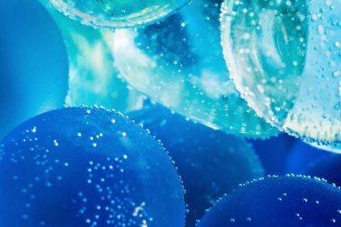 mavi arka plan cam topları ve su kabarcıkları dayalı