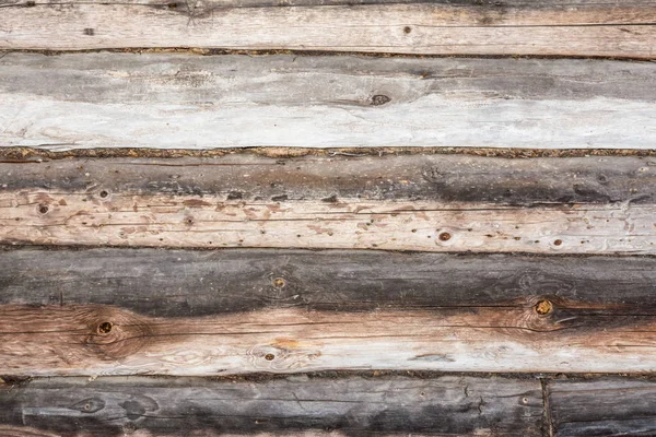 Textura oscura de una antigua pared de madera construida de troncos y musgo, un — Foto de Stock