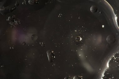 petrol, birbirine benzemeyen sıvılar, makro arka plan varyasyonu yüzeyinde su damlaları