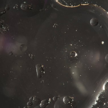 petrol, birbirine benzemeyen sıvılar, makro arka plan varyasyonu yüzeyinde su damlaları