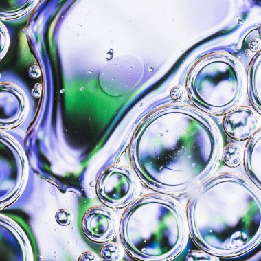 petrol, birbirine benzemeyen sıvılar, makro arka plan varyasyonu yüzeyinde su damlaları