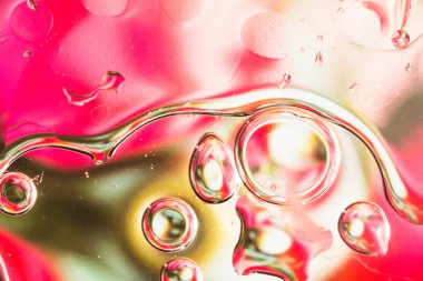 petrol, birbirine benzemeyen sıvılar, makro arka plan varyasyonu yüzeyinde su damlaları