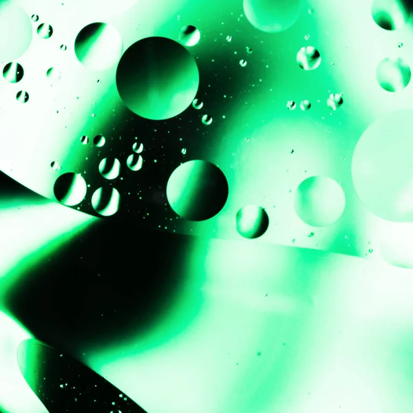 Mezclar agua y aceite, fondo de color con desenfoque suave, macro abstracto —  Fotos de Stock