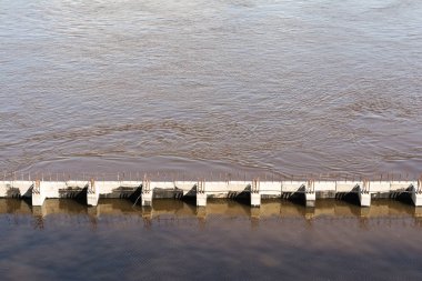 bitmemiş bir Barajı unsuru nehir kıyısında güçlendirilmesi