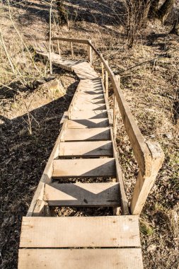 Ahşap merdiven ipuçlarını, iniş organizasyonu üst