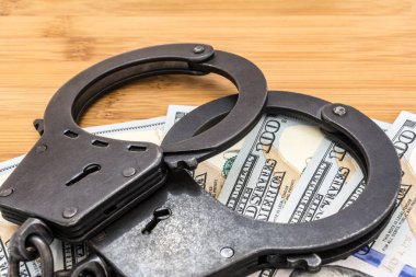 100 dolarlık banknotlar üzerinde yalan siyah metal kelepçe