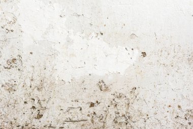 kabartma eski beyaz duvar, sıva ile çatlak ve ezik düzensiz ışık gri yüzeyi dokusuna