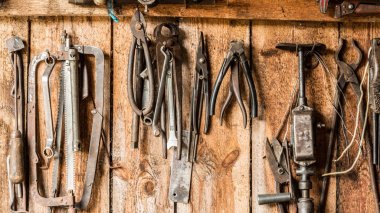 eski çalışma aracı Panel ağaç arka plan üzerinde esnaf araçları üzerinde çivi asmak.