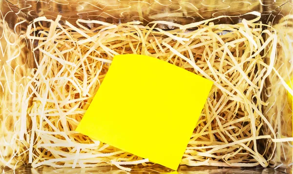 Fondo de abstracción de cintas de papel desgarrado amarillo y pegatina amarilla para inscripción — Foto de Stock