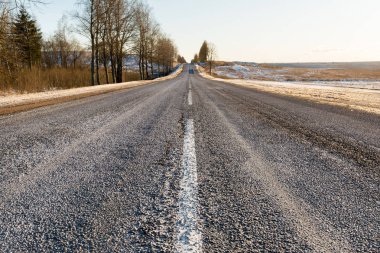 Ufuk çizgisine kadar uzanan asfalt bir yol.