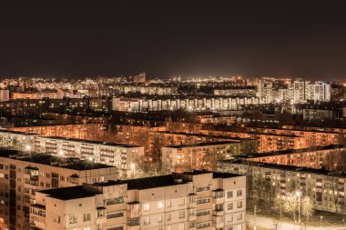 Arka plan ve siyah gökyüzü ile muhteşem gece şehir manzarası, şehir mimarisi soyut arkaplan