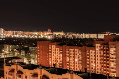 Fenerli dokuz katlı ev ve caddelerin gece görüşü, Belarus Vitebsk, şehir mimarisi soyut arka plan