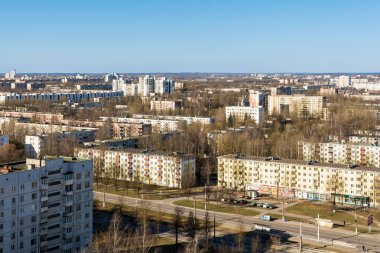 Vitebsk / Belarus - Nisan 2020: Vitebsk, Belarus 'taki bir yerleşim bölgesinde ev ve sokak görüntüsü. Açık mavi gökyüzü ile bahar sabahı