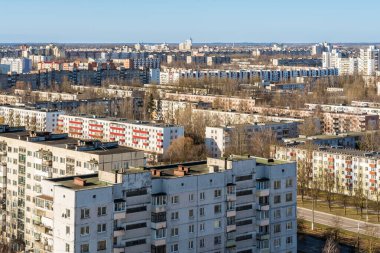 Vitebsk, Belarus 'taki bir yerleşim bölgesindeki ev ve sokak manzarası. Açık mavi gökyüzü ile bahar sabahı