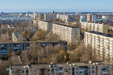 Vitebsk, Belarus 'taki bir yerleşim bölgesindeki ev ve sokak manzarası. Açık mavi gökyüzü ile bahar sabahı