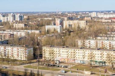 Vitebsk / Belarus - Nisan 2020: Vitebsk, Belarus 'taki bir yerleşim bölgesinde ev ve sokak görüntüsü. Açık mavi gökyüzü ile bahar sabahı