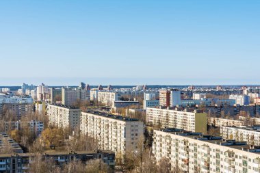 Vitebsk, Belarus 'taki bir yerleşim bölgesindeki ev ve sokak manzarası. Açık mavi gökyüzü ile bahar sabahı