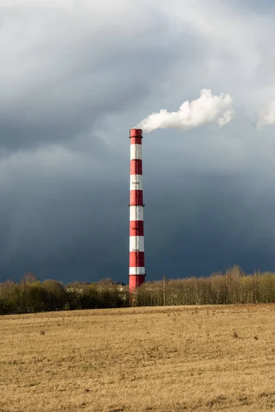 Paesaggio Industriale Fumo Bianco Rosso Tubo Bellissimo Cielo Blu Drammatico — Foto Stock