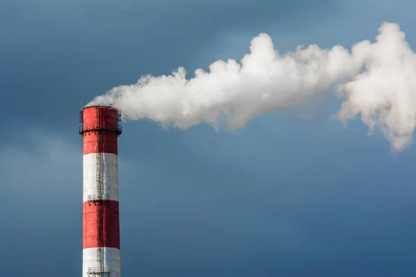 Una Chimenea Humeante Cielo Azul Emisión Gases Nocivos Atmósfera Efekt — Foto de Stock