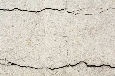 Yatay çatlaklı beyaz bir duvarın dokusu, mimari soyutlama arka planı
