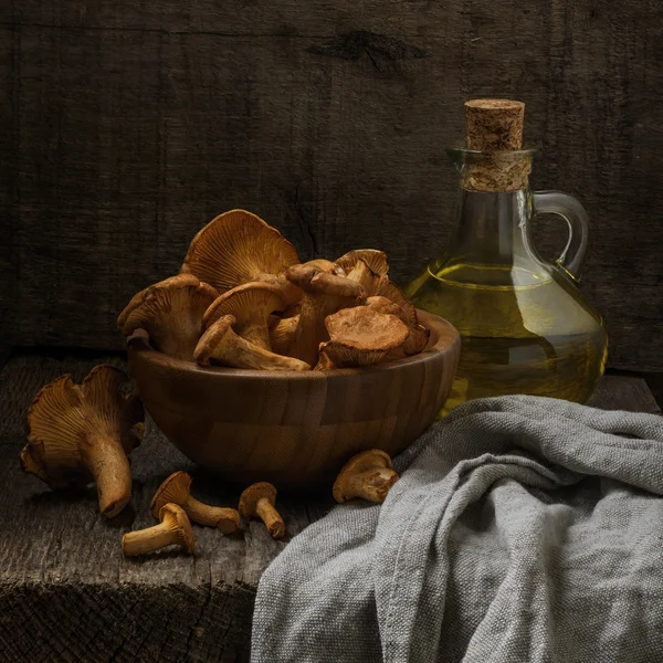 Rustikale Stillleben mit Pfifferlingen — Stockfoto