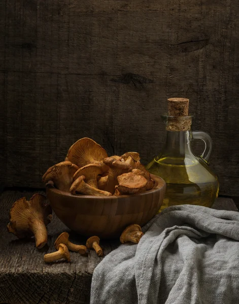 Rustikale Stillleben mit Pfifferlingen — Stockfoto