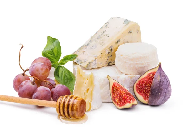 Měkký sýr s medem, hrozny a fíky izolované na bílém — Stock fotografie