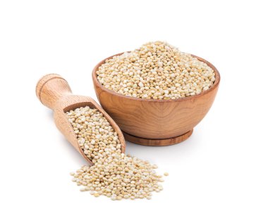 Gerçek quinoa beyaz izole bir ahşap kase