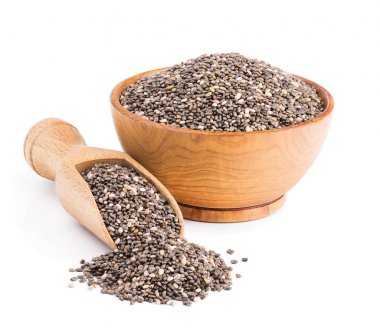 Chia tohum üzerinde beyaz izole bir ahşap kase