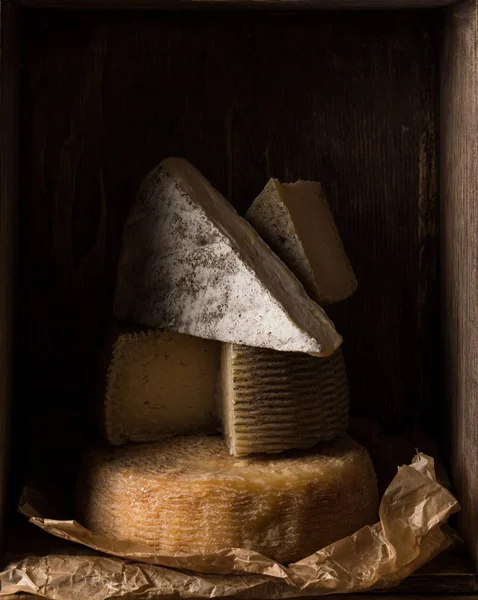Caja de madera con diferentes tipos de queso casero — Foto de Stock