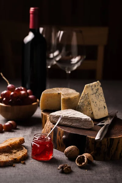 Sýrové prkénko, víno a ovoce — Stock fotografie