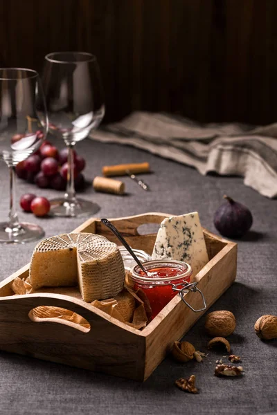 Frutas, nozes e prato de queijos — Fotografia de Stock