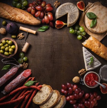 Peynir, et ve meyve ile düz yatıyordu kompozisyon