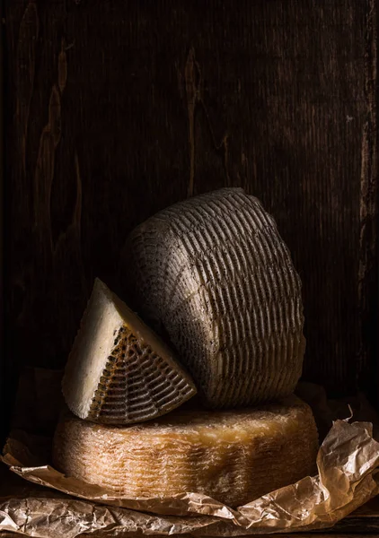 木制的盒子和不同类型的家庭的奶酪 — 图库照片