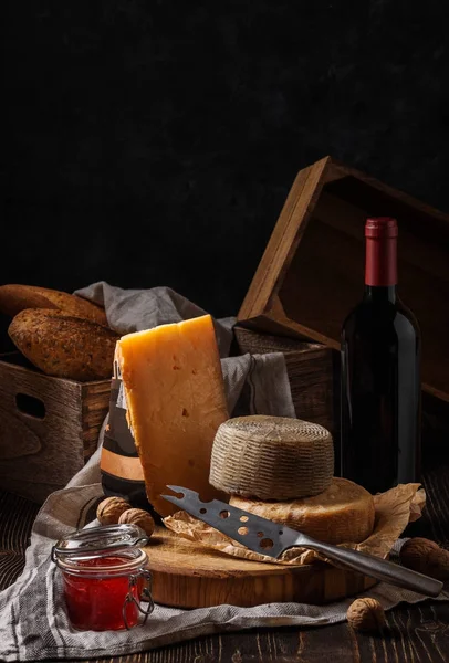 Composição com queijo, pão e vinho — Fotografia de Stock