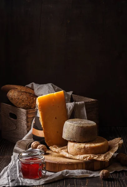 Ancora vita scura con formaggio e pane — Foto Stock