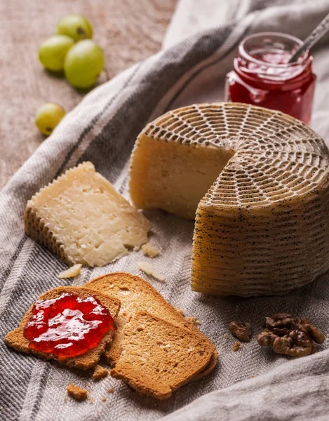 Kecske sajt, szeletelt kenyeret és lekvárt csendélet — Stock Fotó