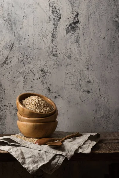 Composición oscura con arroz integral —  Fotos de Stock